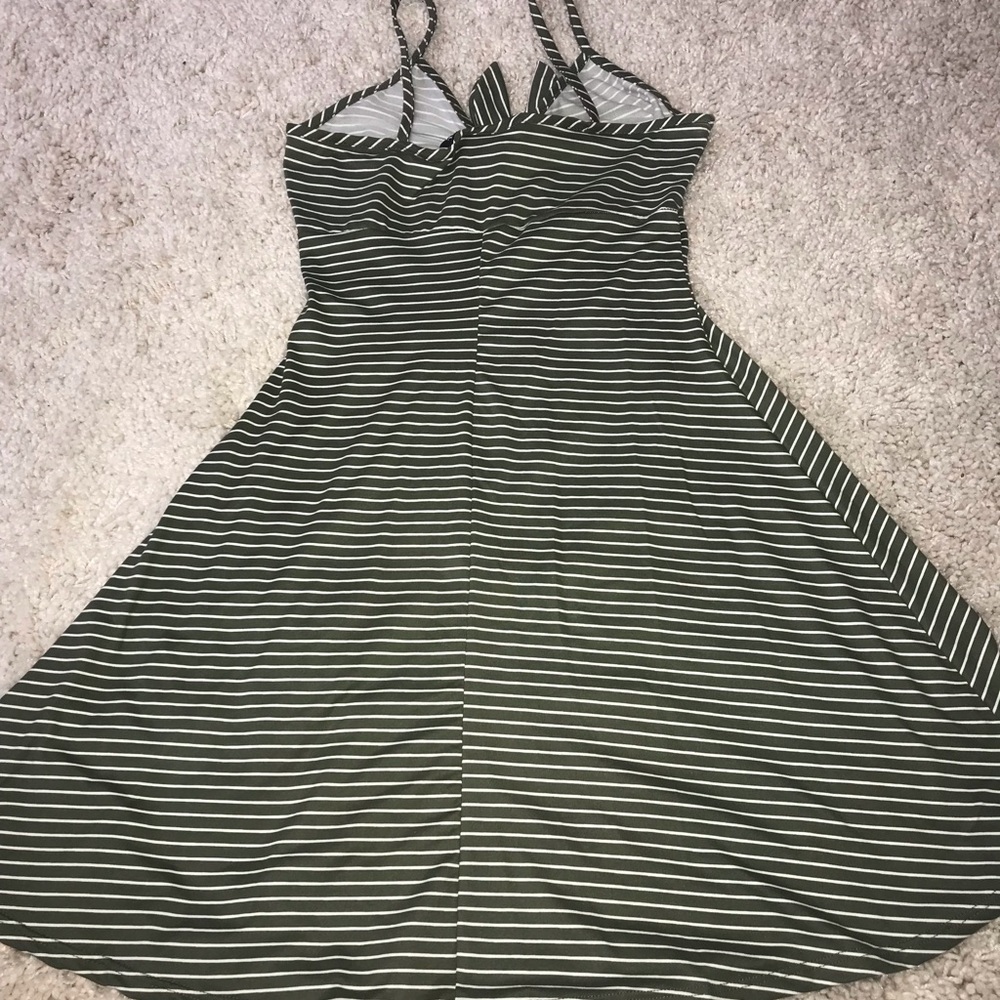 🐸 Green keyhole dress 🐢 - Picture 3 of 4